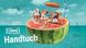 Grafik zum Deine-Band-Song 7 (Handtuch) mit den Mitgliedern der Band ok.danke.tschüss. In der Mitte die große Abbildung einer halb aufgeschnittenen Wassermelone, auf der nebeneinander drei Liegestühle aufgestellt sind. Manu, Lucas und Eva sitzen und liegen schwitzend auf den Stühlen. Hinter ihnen ist ein Sonnenschirm aufgestellt. Im Hintergrund und um die Melone herum ist das Meer sowie die Zeichnung eines Segelbootes und einer Möwe zu sehen. Ein gezeichneter Strohhalm steckt rechts hinter Evas Liegestuhl in der Wassermelone. Links unten das Logo des Projekts DEINE BAND, darunter in großer Schrift der Titel des Songs: Handtuch. (Quelle: DW)