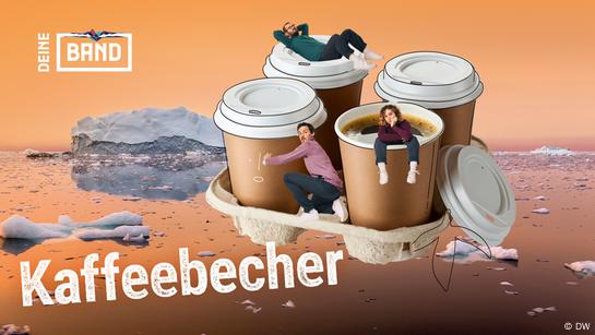 Grafik zum Deine-Band-Song 2 (Kaffeebecher) mit den Mitgliedern der Band ok.danke.tschüss. In der Mitte die Abbildung von vier Coffee-to-go-Bechern. Eva sitzt müde auf dem Rand eines offenen Bechers, der bis obenhin mit Kaffee gefüllt ist. Ihre Beine baumeln aus dem Becher heraus. Manu hockt zwischen zwei Kaffeebechern und sprayt ein Gesicht auf einen der Becher. Lucas liegt gemütlich mit hinter dem Kopf verschränkten Armen auf dem Deckel eines weiteren Bechers. Um die Becher herum ist ein Meer mit vereinzelten Eisbergen und Eisschollen zu sehen. Links oben das Logo des Projekts DEINE BAND, links unten in großer Schrift der Titel des Songs: Kaffeebecher. (Quelle: DW)