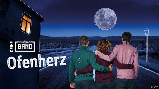 Grafik zum Deine-Band-Song 4 (Ofenherz) mit den Mitgliedern der Band ok.danke.tschüss. Im Vordergrund sieht man Lucas, Eva und Manu von hinten, wie sie in der Abenddämmerung Arm in Arm auf einer Straße stehen, die in die Ferne führt. Am Himmel scheint der Vollmond. Links sieht man ein dunkles Haus mit erleuchtetem Fenster. Rechts ist eine Laterne am Straßenrand eingezeichnet. Links mittig das Logo des Projekts DEINE BAND, darunter in großer Schrift der Titel des Songs: Ofenherz. (Quelle: DW)