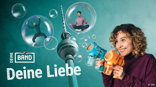 Grafik zum Deine-Band-Song 1 (Deine Liebe) mit den Mitgliedern der Band ok.danke.tschüss. Rechts die Sängerin Eva Sauter, die mit zwei Seifenblasen-Pistolen lachend Seifenblasen in die Luft schießt. In zwei der Seifenblasen sind die Musiker Lucas Firmbach und Manuel Praxmarer zu sehen. Im Hintergrund eine Abbildung des Berliner Fernsehturms. Links mittig das Logo des Projekts DEINE BAND, darunter in großer Schrift der Titel des Songs: Deine Liebe. (Quelle: DW)