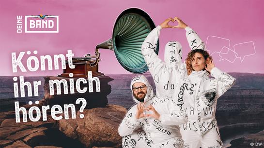 Grafik zum Deine-Band-Song 10 (Könnt ihr mich hören?) mit den Mitgliedern der Band ok.danke.tschüss. Eva und Lucas posieren im Vordergrund des Bildes, Manu steht mit dem Rücken zu ihnen dahinter. Alle drei tragen weiße Ganzkörperanzüge, die mit schwarzer Schrift und Symbolen versehen sind. Lucas und Manu formen mit ihren Händen jeweils ein Herz, Eva hält sich eine Hand hinters Ohr, um besser zu hören, und schaut dabei skeptisch. Im Hintergrund sieht man ein Grammophon auf einem Felsen vor einer Canyon-Landschaft. Rechts von Evas Ohr sind drei Sprechblasen eingezeichnet. Links oben das Logo des Projekts DEINE BAND, darunter in großer Schrift der Titel des Songs: Könnt ihr mich hören? (Quelle: DW)