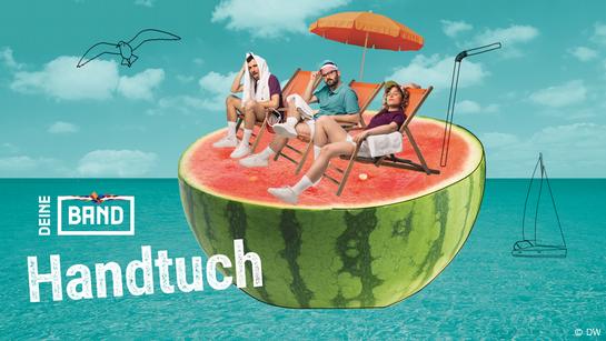 Grafik zum Deine-Band-Song 7 (Handtuch) mit den Mitgliedern der Band ok.danke.tschüss. In der Mitte die große Abbildung einer halb aufgeschnittenen Wassermelone, auf der nebeneinander drei Liegestühle aufgestellt sind. Manu, Lucas und Eva sitzen und liegen schwitzend auf den Stühlen. Hinter ihnen ist ein Sonnenschirm aufgestellt. Im Hintergrund und um die Melone herum ist das Meer sowie die Zeichnung eines Segelbootes und einer Möwe zu sehen. Ein gezeichneter Strohhalm steckt rechts hinter Evas Liegestuhl in der Wassermelone. Links unten das Logo des Projekts DEINE BAND, darunter in großer Schrift der Titel des Songs: Handtuch. (Quelle: DW)