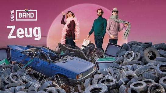 Grafik zum Deine-Band-Song 3 (Zeug) mit den Mitgliedern der Band ok.danke.tschüss. Im unteren Teil ein großer Schrotthaufen, der aus Autoreifen, kaputten Fernsehgeräten und einem zerbeulten Auto besteht. Die Bandmitglieder stehen hinter dem Schrotthaufen und posieren in verschiedenen Outfits vor einer riesigen untergehenden Sonne und einem lilafarbenen Hintergrund. Links oben ist das Logo des Projekts DEINE BAND zu sehen, darunter in großer Schrift der Titel des Songs: Zeug. (Quelle: DW)