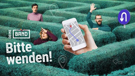 Grafik zum Deine-Band-Song 8 (Bitte wenden) mit den Mitgliedern der Band ok.danke.tschüss. Manu, Eva, und Lucas sind in einem großen Heckenlabyrinth dargestellt. Sie schauen an verschiedenen Stellen über die Hecken, gucken suchend umher oder winken. Rechts von Ihnen steckt ein Straßenschild im Labyrinth, das zum Umkehren auffordert. Im Vordergrund ragt die große Abbildung einer Hand mit einem Smartphone aus einer Hecke. Auf dem Bildschirm ist eine Karte mit einer angezeigten Route zu sehen. Links mittig das Logo des Projekts DEINE BAND, darunter in großer Schrift der Titel des Songs: Bitte wenden. (Quelle: DW)